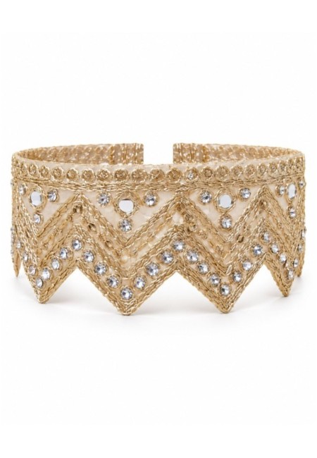 Choker dorado en zigzag con espejos y lentejuelas bordadas - vista frontal con modelo 2