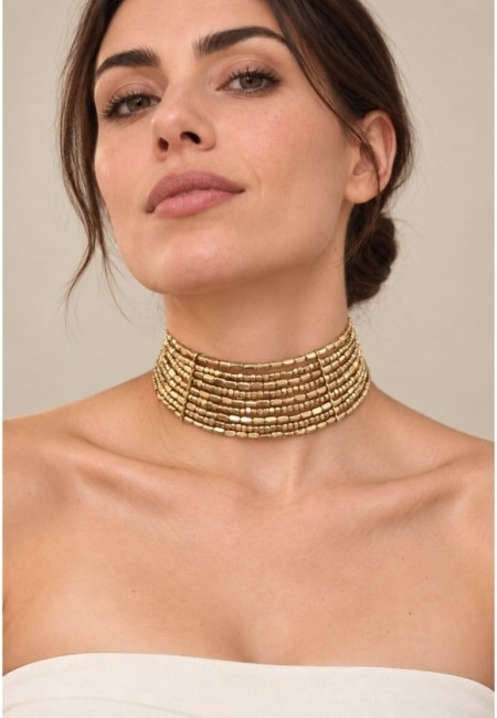 Choker dorado de abalorios con estructura efecto muelle - vista frontal con modelo