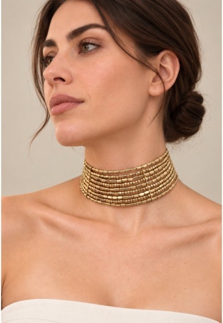 Choker dorado de abalorios con estructura efecto muelle - segunda postura con modelo