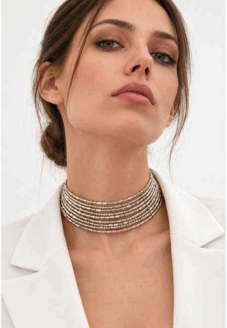 Choker plateado de abalorios con ajuste elástico - vista frontal con modelo