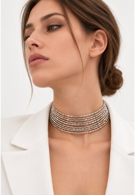 Choker plateado de abalorios con ajuste elástico - segunda postura con modelo