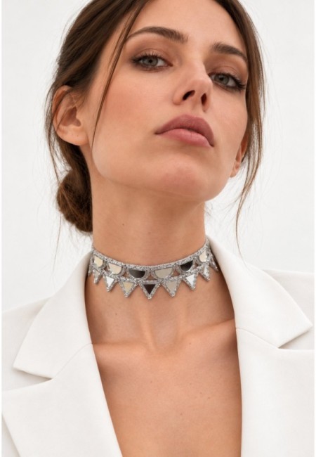 Choker plateado de espejos triangulares - vista frontal con modelo