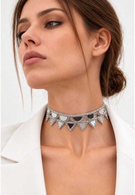 Choker plateado de espejos triangulares - segunda postura con modelo