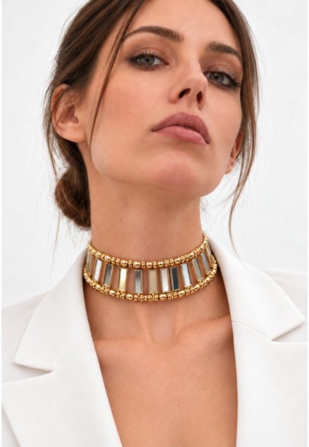 Choker dorado de espejos rectangulares entre abalorios - vista frontal con modelo