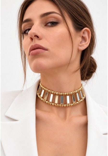 Choker dorado de espejos rectangulares entre abalorios - segunda postura con modelo