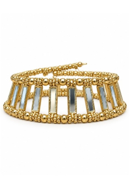 Choker dorado de espejos rectangulares entre abalorios - vista frontal con modelo 2