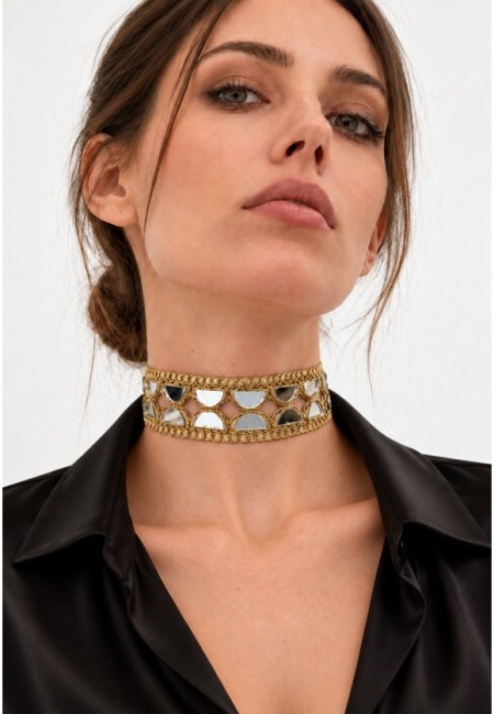 Choker dorado de espejos en semicírculos - vista frontal con modelo