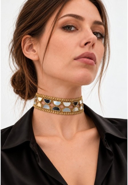 Choker dorado de espejos en semicírculos - segunda postura con modelo