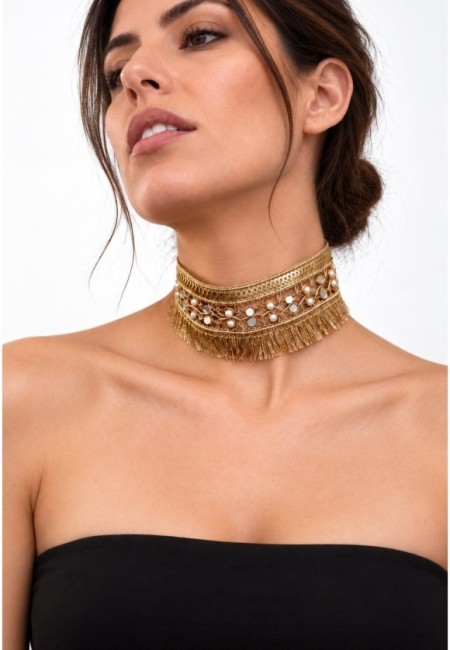 Choker de flecos con perlas espejitos y lentejuelas - vista frontal con modelo 2
