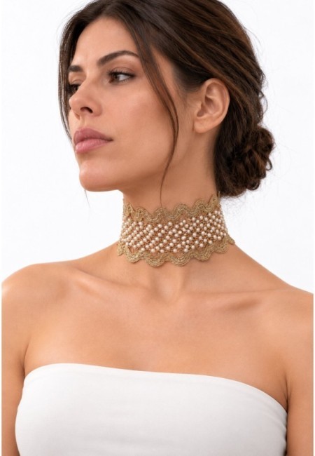 Choker ancho de perlitas en ondas - segunda postura con modelo