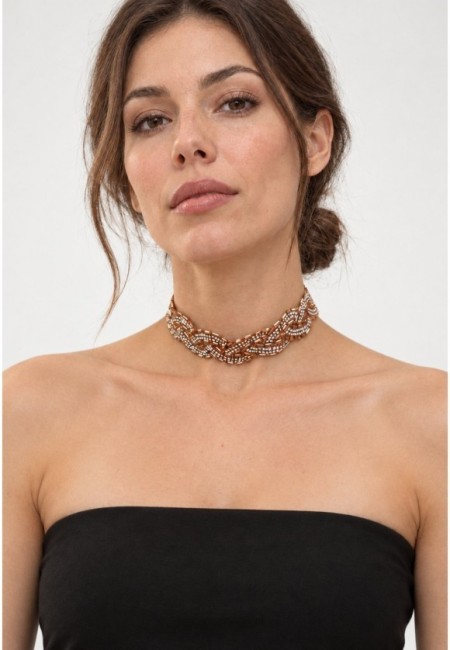 Choker rosa champagne de abalorios y cristales entrelazados - vista frontal con modelo