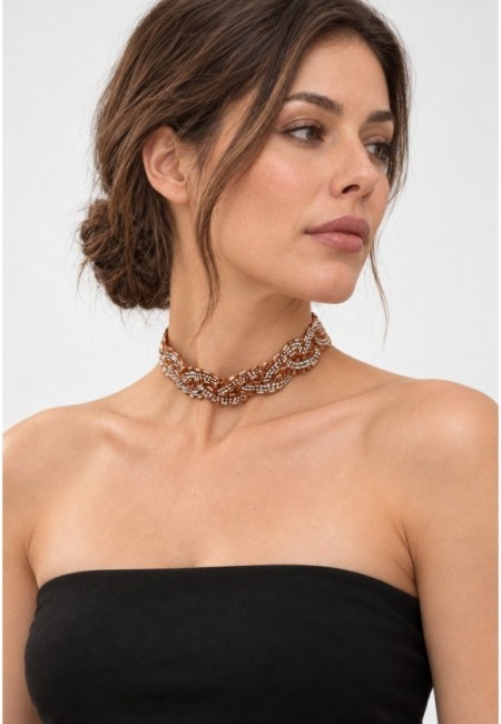 Choker rosa champagne de abalorios y cristales entrelazados - vista frontal con modelo 2