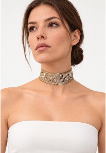 Choker de flores bordadas con lentejuelas y espejos - vista frontal con modelo