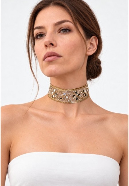 Choker de flores bordadas con lentejuelas y espejos - segunda postura con modelo