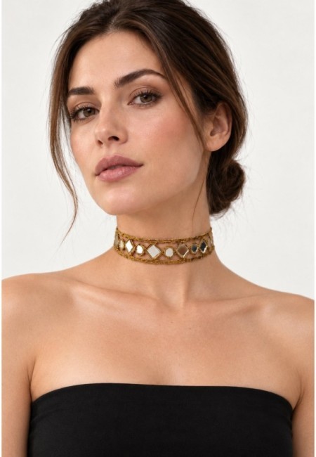 Choker estrecho de rombos y círculos con espejos - vista frontal con modelo