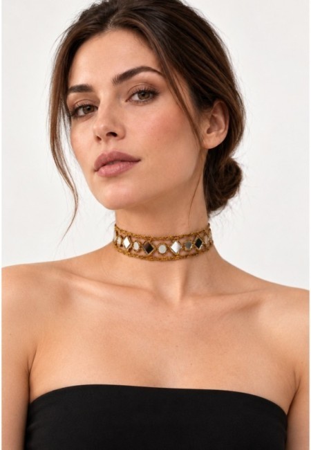 Choker estrecho de rombos y círculos con espejos - segunda postura con modelo