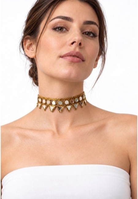 Choker dorado de triángulos de espejo - vista frontal con modelo