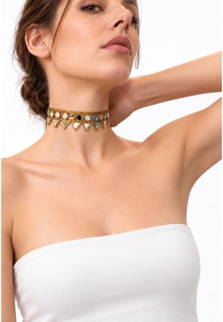Choker dorado de triángulos de espejo - segunda postura con modelo