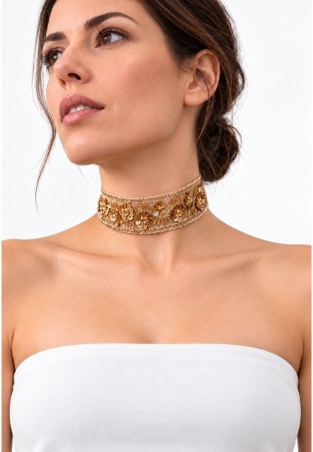 Choker de lentejuelas bordadas con motivos florales - vista frontal con modelo