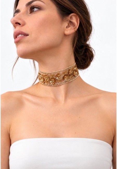Choker de lentejuelas bordadas con motivos florales - segunda postura con modelo