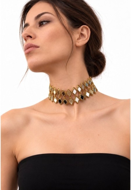 Choker de espejos en doble fila de rombos - segunda postura con modelo