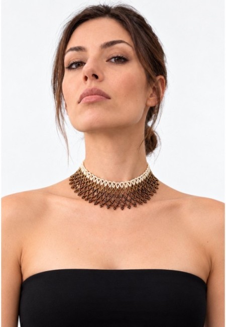 Choker de flecos de cuentas bronce y perladas - vista frontal con modelo