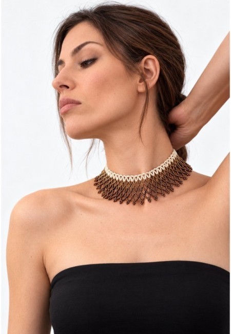 Choker de flecos de cuentas bronce y perladas - segunda postura con modelo