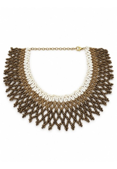 Choker de flecos de cuentas bronce y perladas - vista frontal con modelo 2
