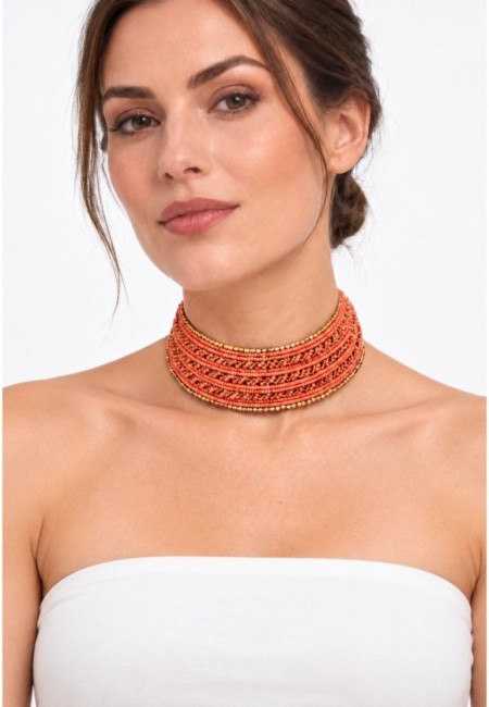 Choker ajustable de abalorios naranja pálido - vista frontal con modelo