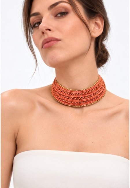 Choker ajustable de abalorios naranja pálido - segunda postura con modelo