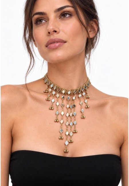 Collar de latón con rombos de espejo en cascada - segunda postura con modelo
