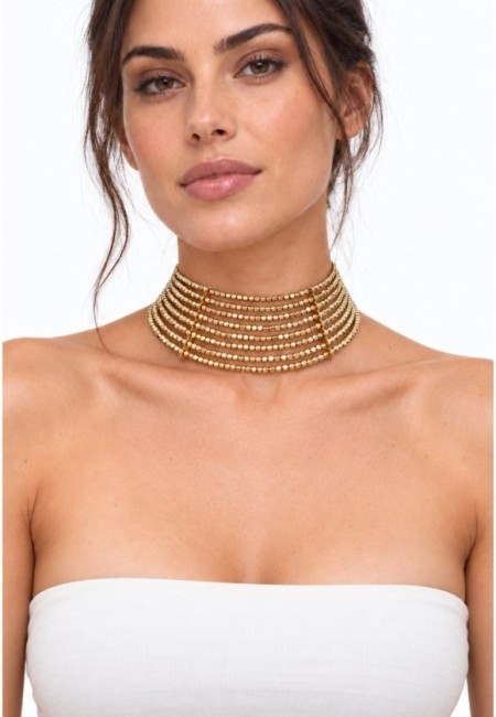 Choker dorado de cuentas facetadas en filas abiertas - vista frontal con modelo