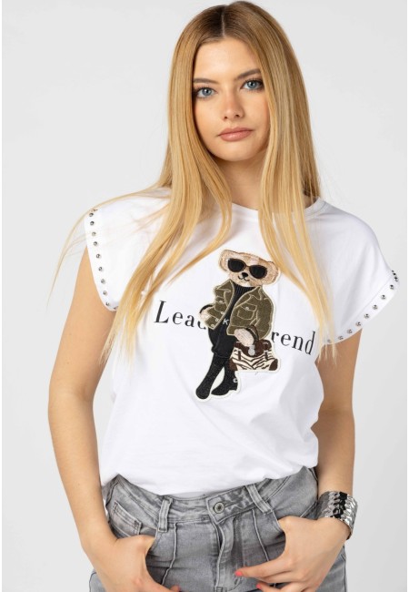 Camiseta blanca con oso bordado y tachuelas – Teddy
