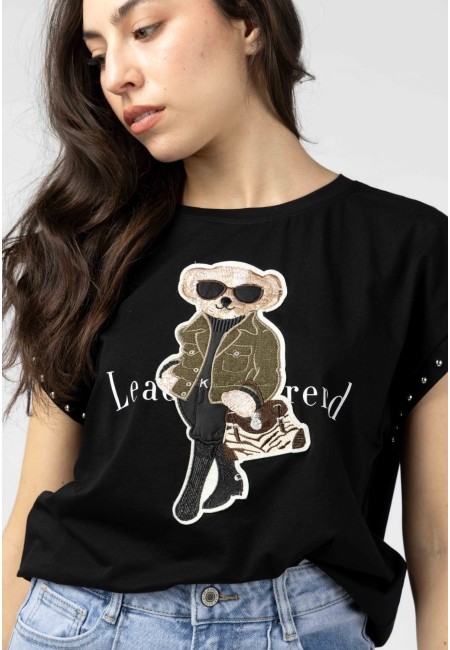Camiseta blanca con oso bordado y tachuelas – Teddy 2