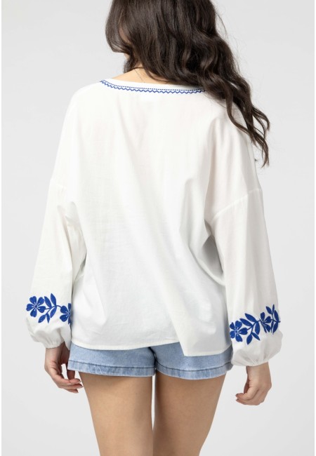 Blusa boho bordada blanca con flores azules | Bluwer