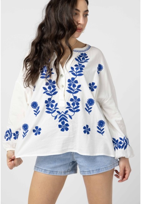 Blusa boho bordada blanca con flores azules | Bluwer