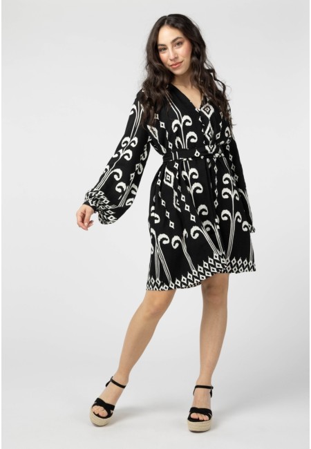 Vestido corto boho blanco y negro con cinturón | Bluwer