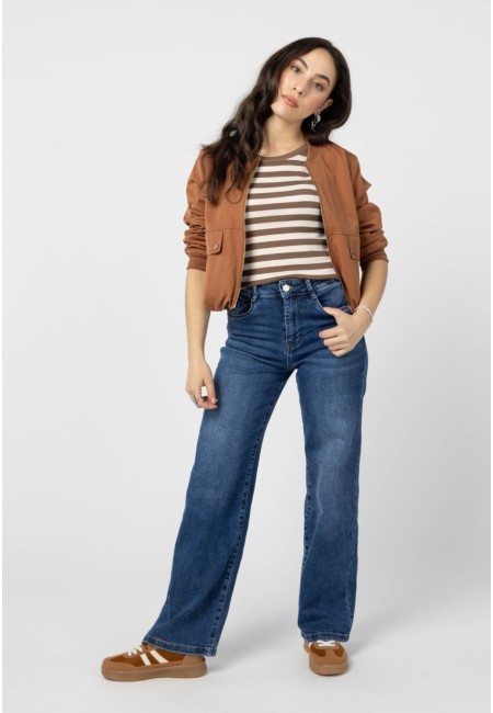 Modelo con bomber marrón Sunset combinada con vaqueros anchos.