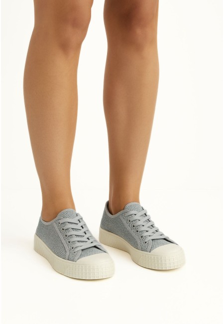Zapatilla azul de ganchillo estilo retro