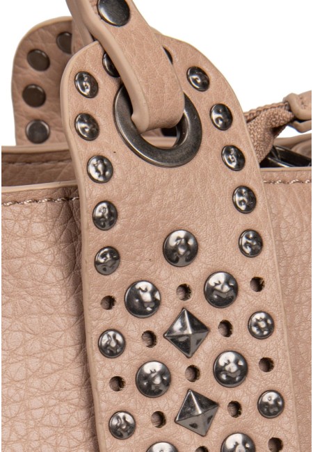 Bolso pequeño de cuero color camel con tachuelas  | Bluwer