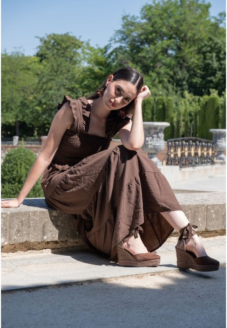 Vestido midi evasé chocolate con escote cuadrado