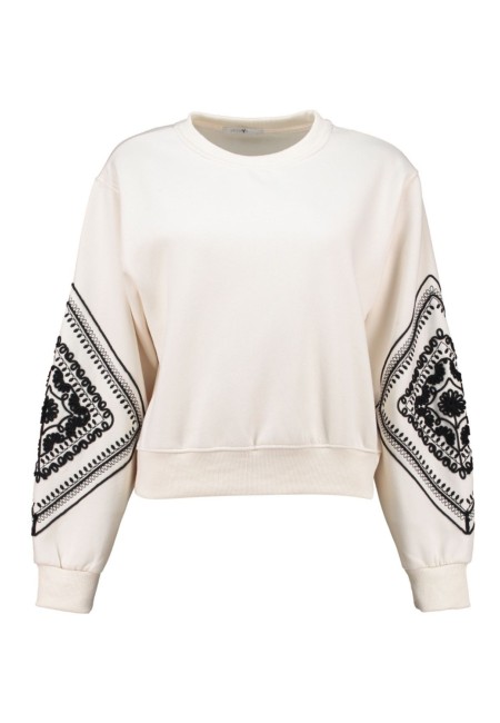 Sudadera blanca con bordados negros en mangas