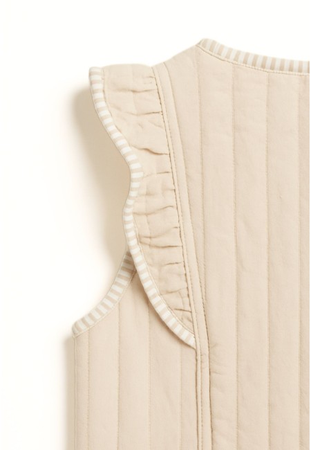 Chaleco acolchado beige con volante en hombros 2