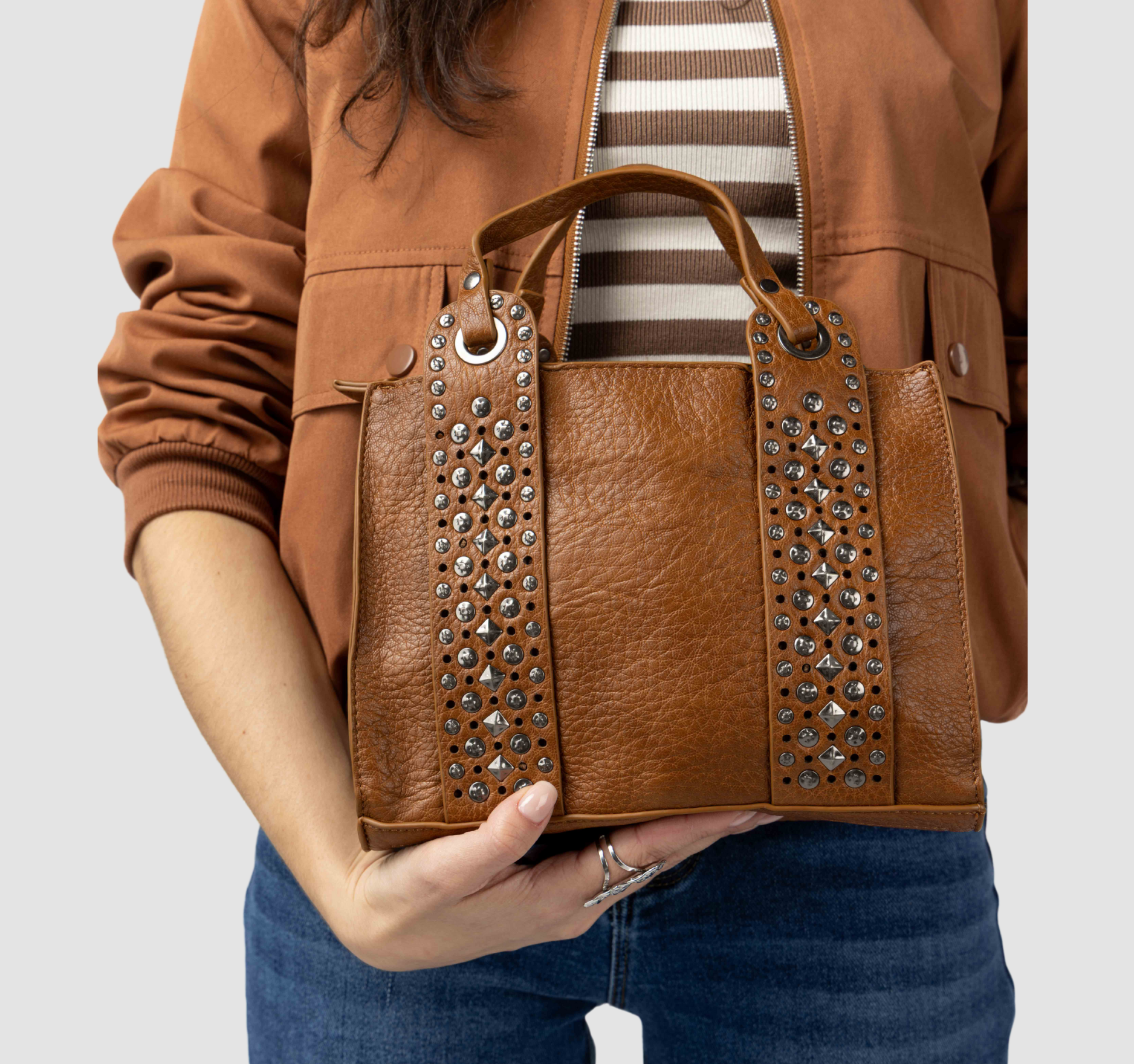 bolso peque&ntilde;o con tachuelas
