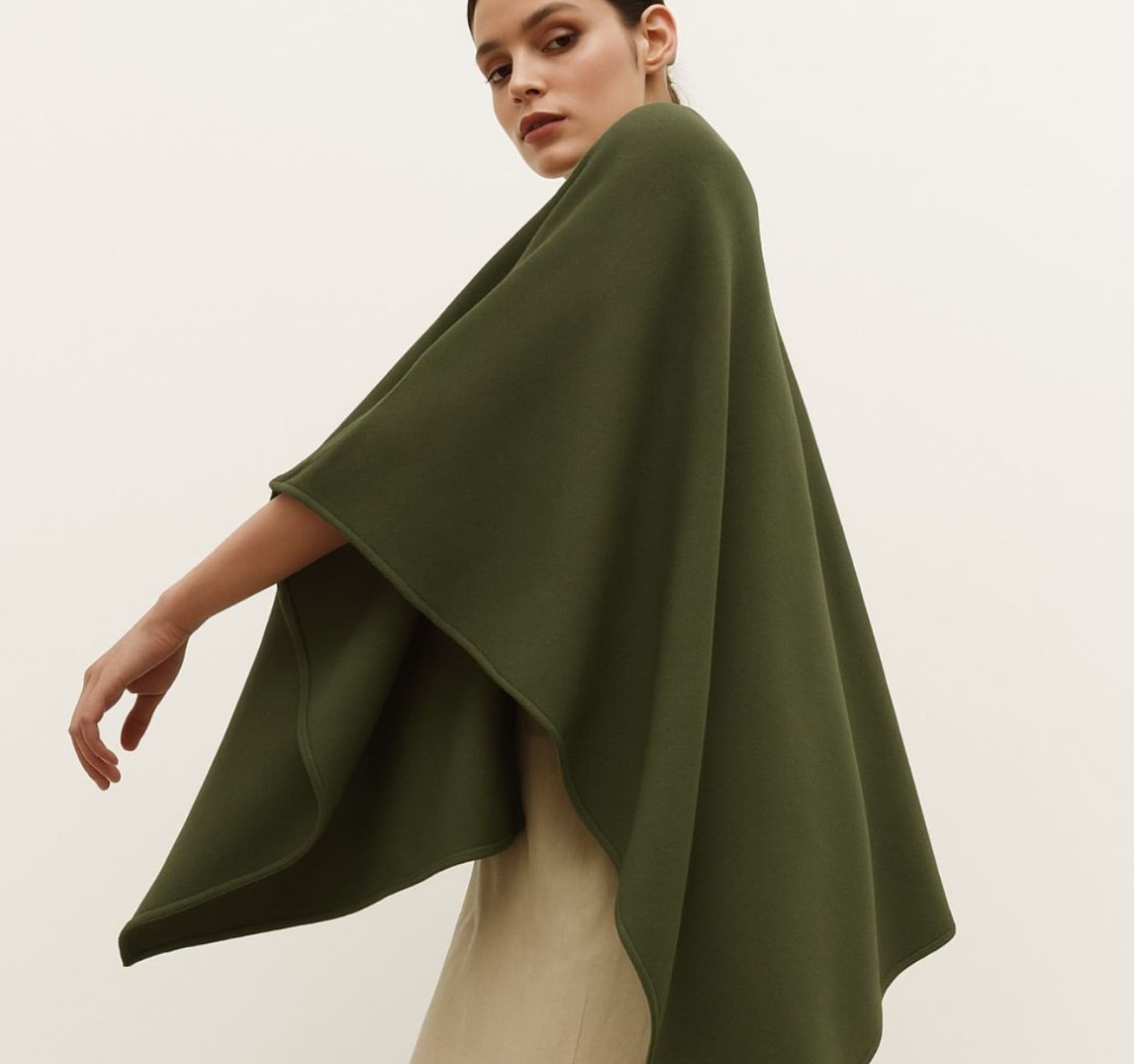Capa verde oliva de mujer, con ca&iacute;da amplia
